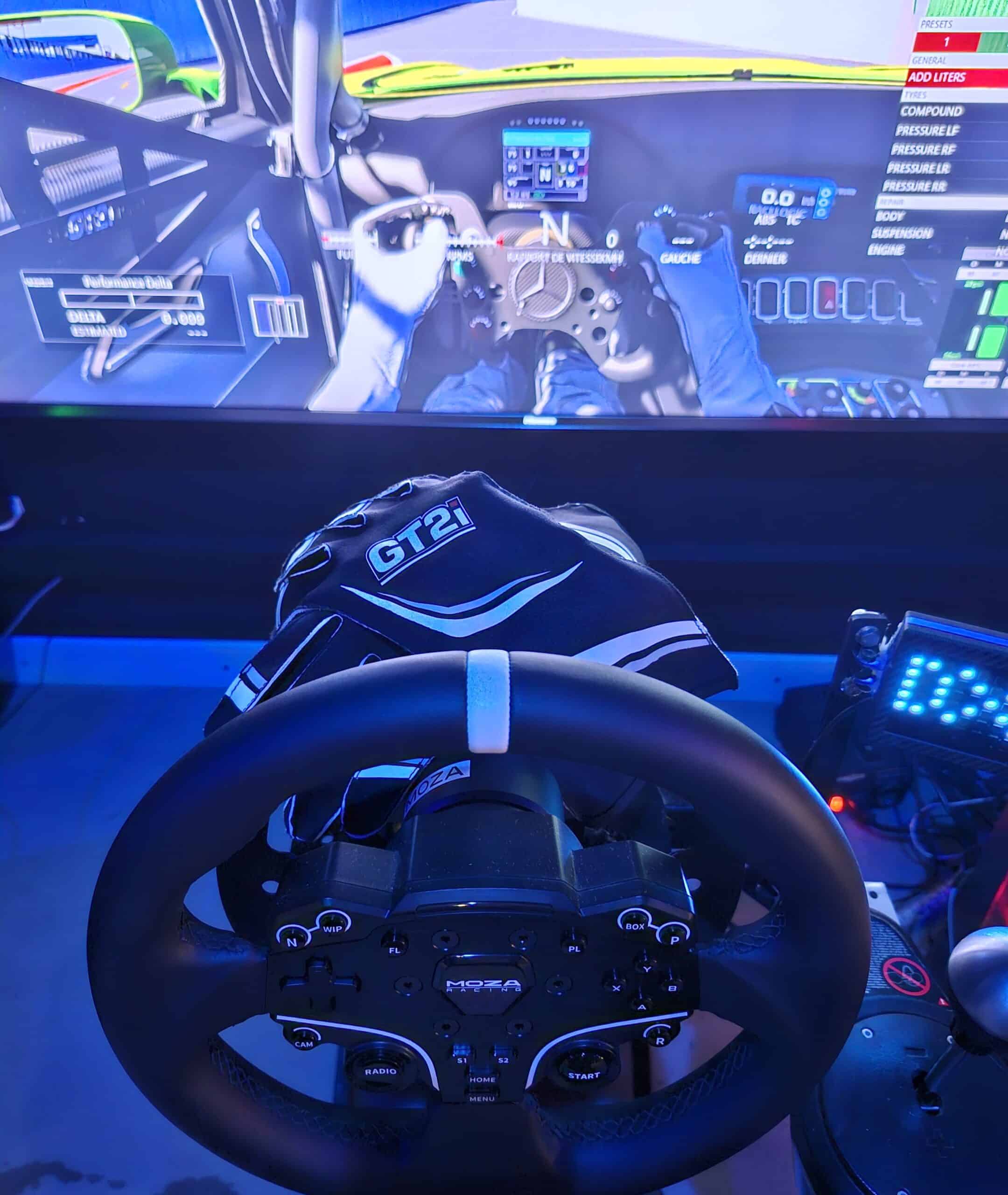Setup Sim Racing : Volant Moza Racing et Gants GT2i Setup de sim racing avec volant Moza Racing, gants GT2i et jeu de course GT3 sur écran avec cockpit réaliste.